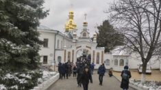 Milhares de ucranianos rejeitam despejo de mosteiro de igreja “pró-Rússia”
