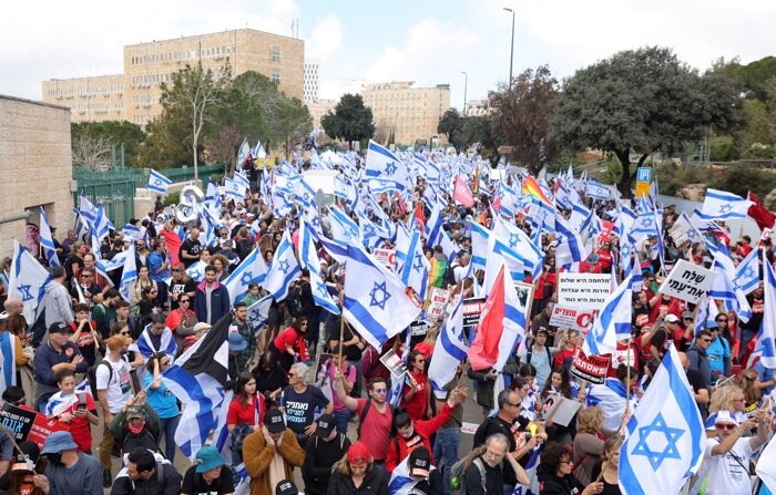 Manifestantes contra a reforma judicial do governo israelense de Benjamin Netanyahu se reúnem diante da sede do Knesset (Parlamento) em Jerusalém (EFE/EPA/Abir Sultan)