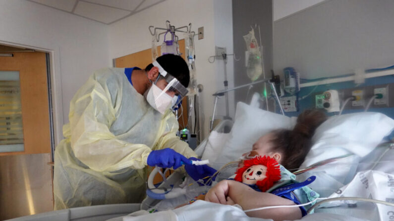 Um terapeuta respiratório trata um paciente com COVID-19 em Chicago, Illinois, em 31 de janeiro de 2022 (Scott Olson/Getty Images)
