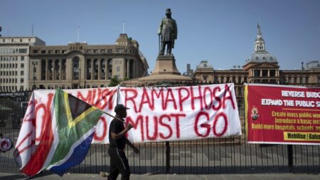 Milhares de pessoas na África do Sul pedem a renúncia do presidente Ramaphosa
