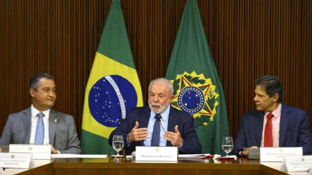 Governo Lula quer verbas dos Estados para execução de mais de 9 mil obras do PAC 