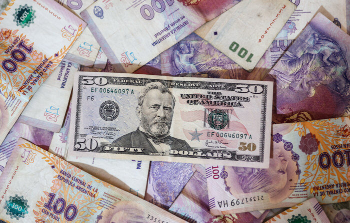 Fotografia de notas de dólar em Buenos Aires (Argentina), em foto de arquivo (EFE/Juan Ignacio Roncoroni)