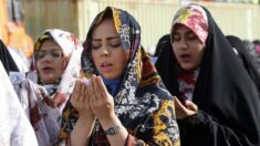 Irã considera cortar serviços bancários de mulheres que não cumprem lei sobre véu