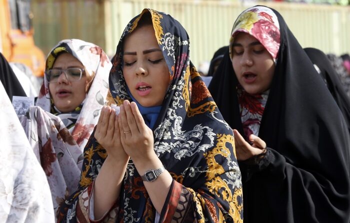 Mulheres iranianas participam das orações do Eid-al Fitr no santuário de Abdol Azim na cidade de Shahr-e Ray, Irã, 22 de abril de 2023 (EFE/EPA/ABEDIN TAHERKENAREH)