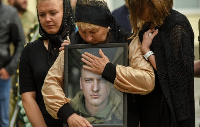 Imagem de arquivo da cerimônia fúnebre de um soldado ucraniano (EFE/EPA/OLEG PETRASYUK)