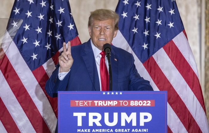 O ex-presidente dos EUA, Donald J. Trump, discursa em seu resort Mar-a-Lago em Palm Beach, Flórida, EUA, 04 de abril de 2023 (EFE/EPA/CRISTOBAL HERRERA-ULASHKEVICH)
