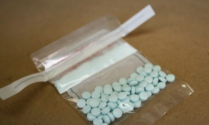 Comprimidos que se acredita estarem misturados com fentanil são exibidos no Laboratório Regional do Nordeste da Drug Enforcement Administration, em Nova Iorque, em 8 de outubro de 2019 (Don Emmert / AFP via Getty Images)