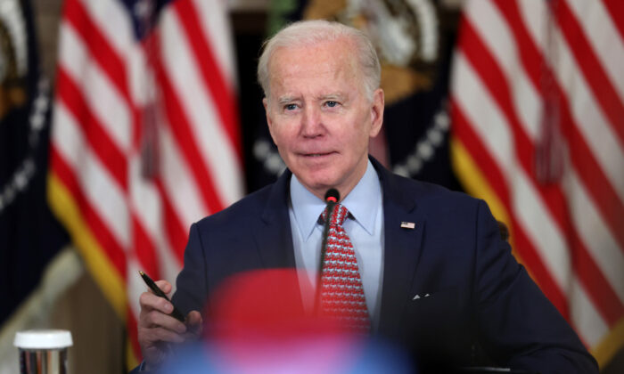 O presidente Joe Biden realiza uma reunião com seus assessores de ciência e tecnologia na Casa Branca, em Washington, em 4 de abril de 2023. (Kevin Dietsch/Getty Images)