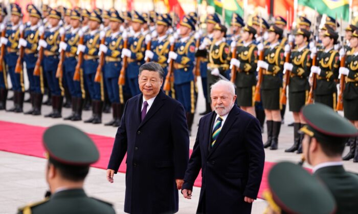 O presidente brasileiro, Luiz Inácio Lula da Silva, com o líder chinês, Xi Jinping, durante uma cerimônia de boas-vindas realizada fora do Grande Salão do Povo em Pequim, China, em 14 de abril de 2023 (Ken Ishii,-Pool/Getty Imagens)