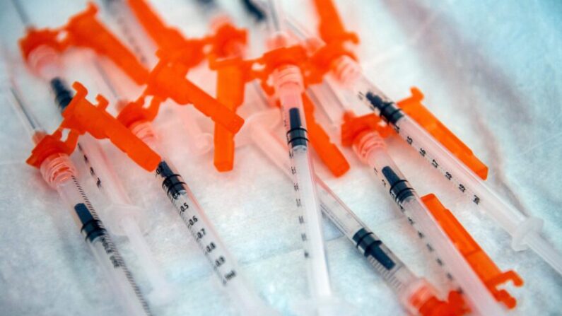 Seringas contendo a vacina Moderna contra a COVID-19 em Needham, Massachusetts, em uma fotografia de arquivo de 2022 (Joseph Prezioso/AFP via Getty Images)
