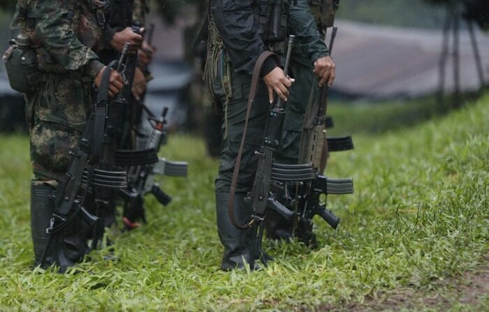 Imagem de arquivo de guerrilheiros da dissidência das FARC em San Vicente del Caguan (Colômbia) (EFE / Ernesto Guzmán)