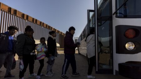 Novo grupo de migrantes enviados pelo Texas chega à residência de Kamala Harris