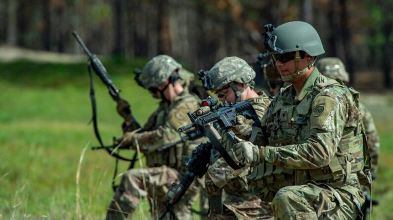 Membros do 182º Regimento de Infantaria em um treinamento de armas de fogo real no Fort Dix dos EUA, em Nova Jersey, em 16 de maio de 2022. (Joseph Prezioso/AFP via Getty Images)