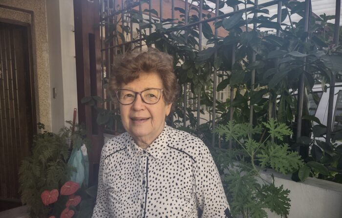 A Sra. Ednéia Vieira, professora aposentada em sua casa em São Paulo (cortesia)