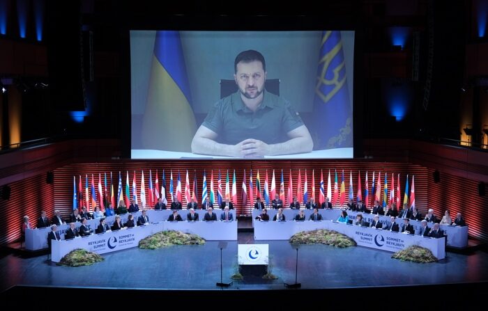 O presidente da Ucrânia, Volodymyr Zelensky, entrega uma mensagem em vídeo durante a 4ª Cúpula do Conselho da Europa em Reykjavik, Islândia, 16 de maio de 2023 (EFE/EPA/ANTON BRINK HANSEN)