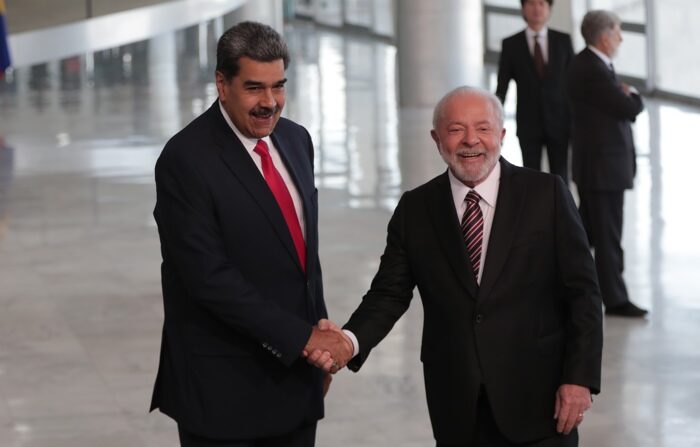 O presidente brasileiro Luiz Inácio Lula da Silva cumprimenta o ditador venezuelano, Nicolás Maduro, hoje no Palácio do Planalto em Brasília (EFE/ André Coelho)