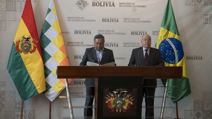 Os chanceleres da Bolívia, Rogelio Mayta (e), e do Brasil, Mauro Vieira, falam em declaração à imprensa, hoje em La Paz (Bolívia) (EFE/Javier Mamani)