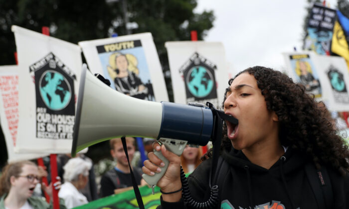 Um jovem ativista climático usa um megafone durante um protesto em San Ramon, Califórnia, em 27 de setembro de 2019. (Justin Sullivan/Getty Images)