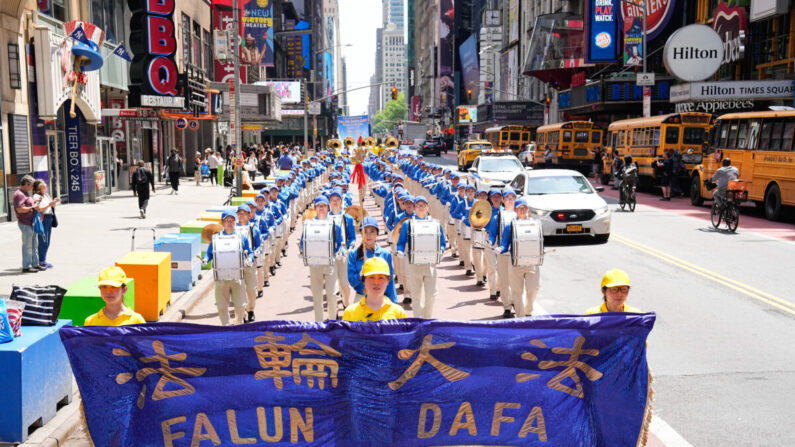 Os praticantes do Falun Gong marcham em Manhattan para celebrar o Dia Mundial do Falun Dafa em 12 de maio de 2023, em Nova Iorque (Dai Bing/The Epoch Times)