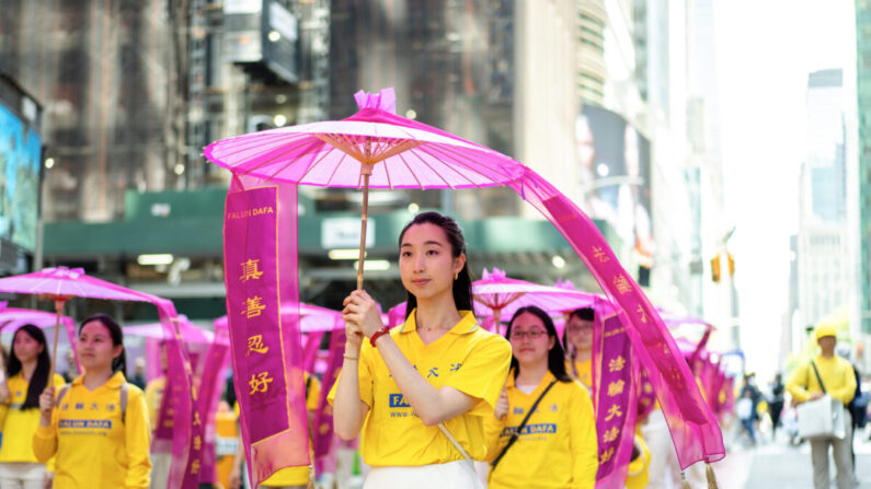 Os praticantes do Falun Gong marcham em Manhattan para celebrar o Dia Mundial do Falun Dafa em 12 de maio de 2023, em Nova Iorque (Samira Bouaou/The Epoch Times)