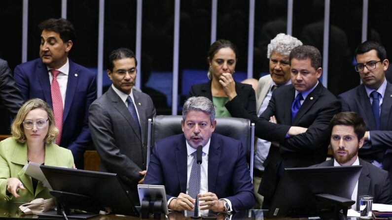 Sessão da Câmara que tentou votar o PL 2630 (Foto Lula Marques/ Agência Brasil)