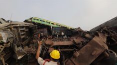Sobe para 233 o número de mortos e 900 o de feridos em acidente com trens na Índia
