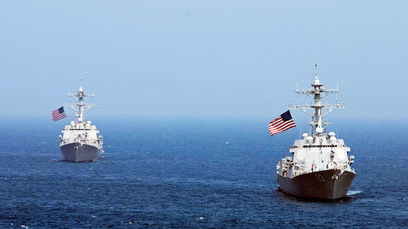 Neste folheto da Marinha dos EUA, os contratorpedeiros de mísseis guiados USS Lassen (E) e USS Chung-Hoon (D) estão navegando no Mar do Japão em 27 de julho de 2010 no Mar do Leste (Foto de John J. Mike/EUA Marinha via Getty Images)