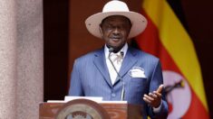 Presidente de Uganda defende lei anti-LGBTQIA+ diante de ameaças internacionais