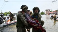 Centenas de pessoas presas por enchentes ainda aguardam resgate nas cidades de Kherson