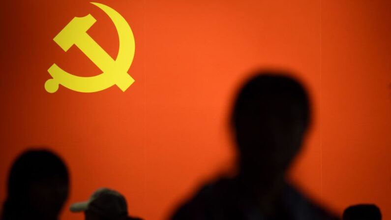 Bandeira do Partido Comunista Chinês exibida no Centro de Exposições de Pequim em 10 de outubro de 2017 (Wang Zhao/AFP via Getty Images)