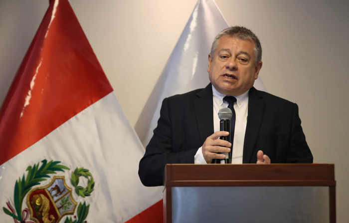 O presidente da Comissão Nacional para o Desenvolvimento e Vida sem Drogas do Peru (Devida), Carlos Figueroa, fala hoje, em encontro com a imprensa estrangeira, em Lima (Peru) (EFE/Paolo Aguilar)