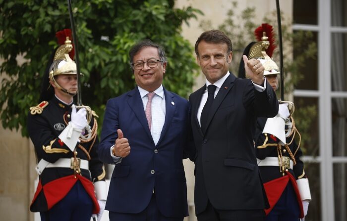 O presidente francês Emmanuel Macron (à direita) cumprimenta o presidente colombiano Gustavo Petro em sua chegada ao Palácio do Eliseu, à margem da Cúpula do Novo Pacto Financeiro Global em Paris, França, 22 de junho de 2023 (EFE/EPA/YOAN VALAT)