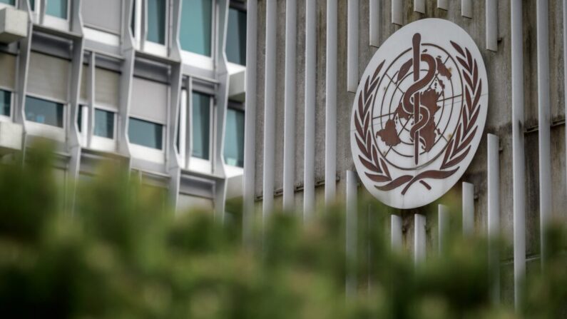 A placa da Organização Mundial da Saúde (OMS) em sua sede em Genebra, em 5 de março de 2021. (Fabrice Coffrini/AFP via Getty Images)