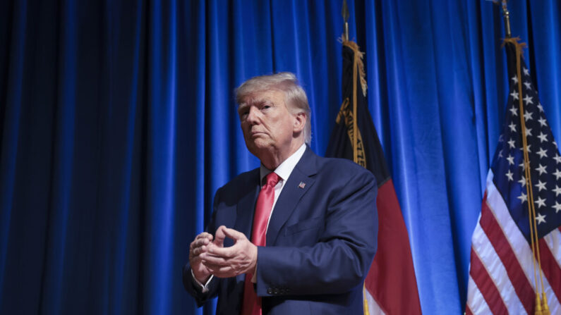 O candidato presidencial republicano e ex-presidente Donald Trump deixa o palco após fazer um discurso em Greensboro, Carolina do Norte, em 10 de junho de 2023. (Win McNamee/Getty Images)