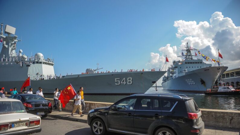 Os navios da Marinha chinesa Type 054A (código da OTAN: Jiankai II) e a fragata 548 Yiyang (D) e o navio de reabastecimento 886 Qiandaohu entram no porto de Havana em 10 de novembro de 2015. (Yamil Lage/AFP via Getty Images)
