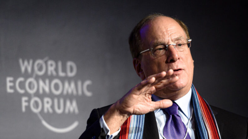 O CEO da BlackRock, Larry Fink, participa de uma sessão na reunião anual do Fórum Econômico Mundial em Davos, em 23 de janeiro de 2020. (Fabrice Coffrini/AFP via Getty Images)