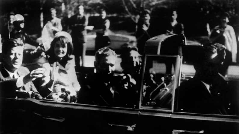 O presidente John F. Kennedy e sua esposa Jacqueline, pouco antes de seu assassinato em Dallas, Texas, em 22 de novembro de 1963. (AFP/Getty Images)