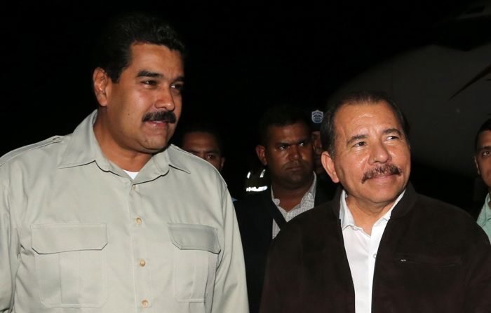 Foto de arquivo em que o ditador da Nicarágua, Daniel Ortega (d), foi registrado com seu homólogo venezuelano, Nicolás Maduro (e), em Manágua (Nicarágua) (EFE/Jorge Torres)