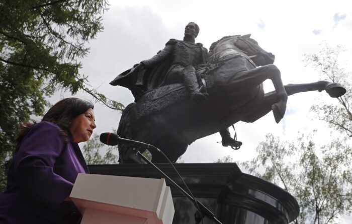 A prefeita de Caracas, Carmen Meléndez, fala durante a cerimônia de inauguração em Moscou do monumento dedicado a Simón Bolívar  (EFE/EPA/Maxim Shipenkov)