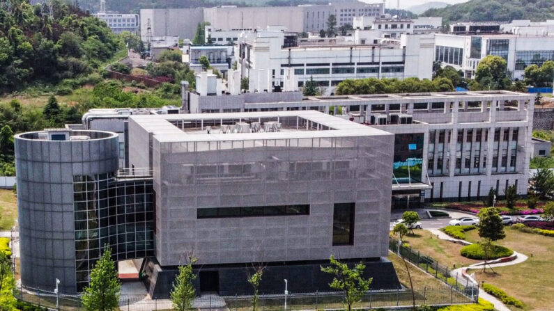 O laboratório P4, designado como o mais alto nível de segurança biológica, no Instituto de Virologia de Wuhan em Wuhan, China, em 17 de abril de 2020. (Hector Retamal/AFP via Getty Images)