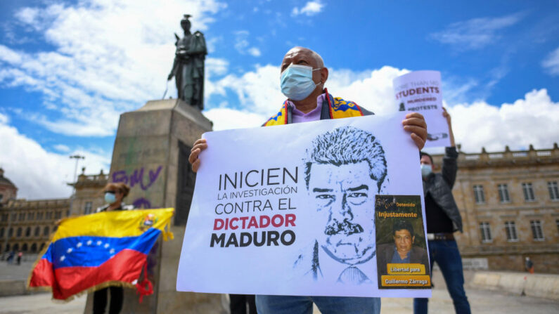Políticos venezuelanos exilados na Colômbia protestam contra a visita do procurador do Tribunal Penal Internacional Karim Khan à Venezuela, na praça Bolívar de Bogotá, em 28 de outubro de 2021 (Foto: JUAN BARRETO/AFP via Getty Images)