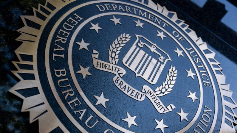 Um selo com a inscrição “Departamento de Justiça Federal Bureau of Investigation” é exibido no prédio J. Edgar Hoover do FBI em Washington, em 9 de agosto de 2022. (Stefani Reynolds/AFP via Getty Images)