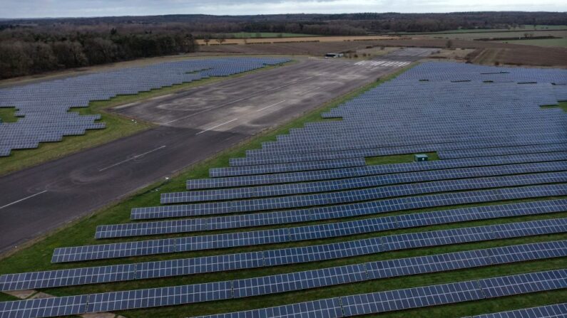Uma vista aérea mostra os painéis solares fotovoltaicos (PV) que compõem o RAF Coltishall Solar Park, perto de Lamas, ao norte de Norwich, no leste da Inglaterra, em 13 de janeiro de 2023 (Ben Stansall/AFP via Getty Images)
