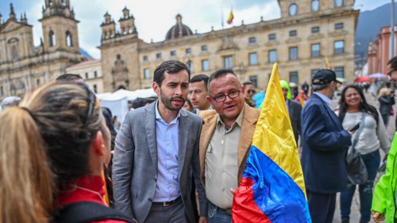 O colombiano Jose Jaime Uzcategui (E), membro da Câmara dos Deputados pelo Partido Centro Democrático, cumprimenta apoiadores em Bogotá em 15 de março de 2023.(Foto de Juan BARRETO / AFP) (Foto de JUAN BARRETO/AFP via Getty Images)