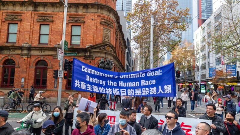 Manifestantes e ativistas anti-Partido Comunista Chinês protestam contra as políticas do PCCh e o tratamento dado pelo Partido Comunista Chinês às minorias, bem como o papel da China em Hong Kong e Taiwan, em Sydney, em 4 de junho de 2023 (Foto de ROBERT WALLACE/Robert Wallace/AFP via Getty Images)