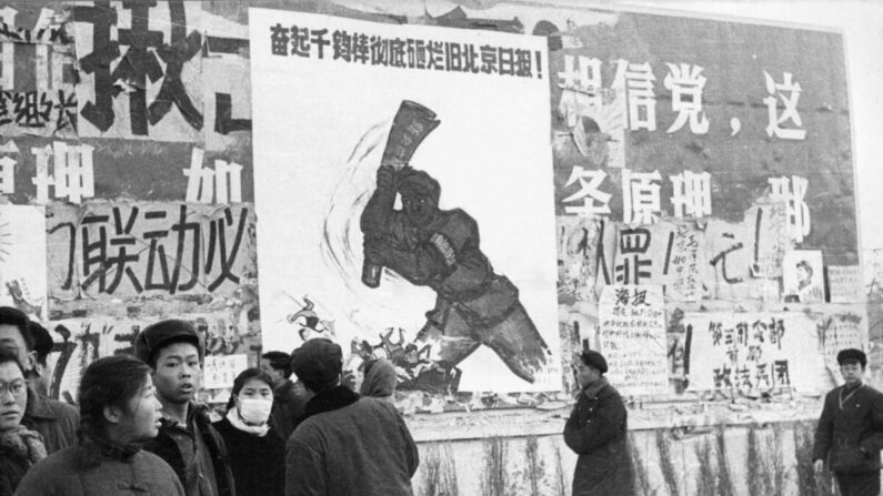 Um pequeno grupo de jovens chineses passa por vários dazibaos, os cartazes revolucionários, em fevereiro de 1967 no centro de Pequim, durante a "Grande Revolução Cultural Proletária". Desde que a revolução cultural foi lançada em maio de 1966 na Universidade de Pequim, o objetivo de Mao era recuperar o poder após o fracasso do "Grande Salto Adiante". (Jean Vincent/AFP via Getty Images)