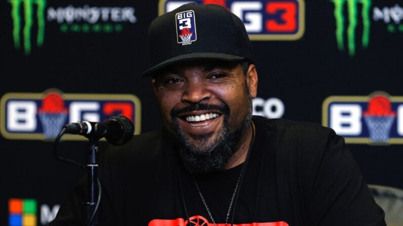 Ice Cube fala durante uma coletiva de imprensa após um jogo entre Killer 3's e 3's Company durante a segunda semana do BIG3 na Arena Orleans em Las Vegas, Nevada, em 17 de julho de 2021. (Ethan Miller/Getty Images)