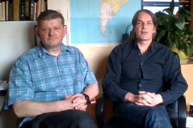 Vladimír Petrilák e Mauro “Abranches” Kraenski, pesquisadores independentes que estão se debruçando sobre os arquivos da Státní Bezpečnost - StB (Foto de Divulgação)