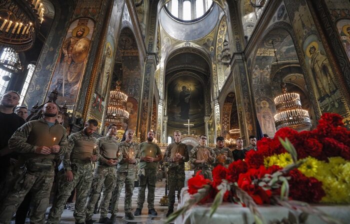 Camaradas do falecido militar ucraniano Mykyta Krasnovyd, indicativo de chamada 'Optymist', participam de sua cerimônia de despedida na Catedral Volodymyrsky em Kiev, Ucrânia, 26 de julho de 2023 (EFE/EPA/SERGEY DOLZHENKO)