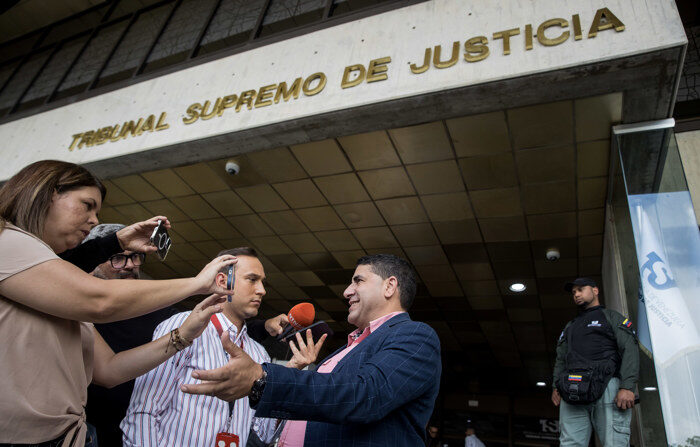 O candidato presidencial Luis Ratti fala à imprensa na entrada da sede do Tribunal Supremo de Justiça (TSJ), em Caracas (Venezuela). O TSJ da Venezuela estuda o pedido de suspensão das primárias da oposição em 22 de outubro (EFE/Miguel Gutiérrez)
